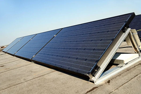 Duże Elektryczne Panele Słoneczne Dachu Wschodzie Słońca Jasnym Błękitnym Niebem — Zdjęcie stockowe