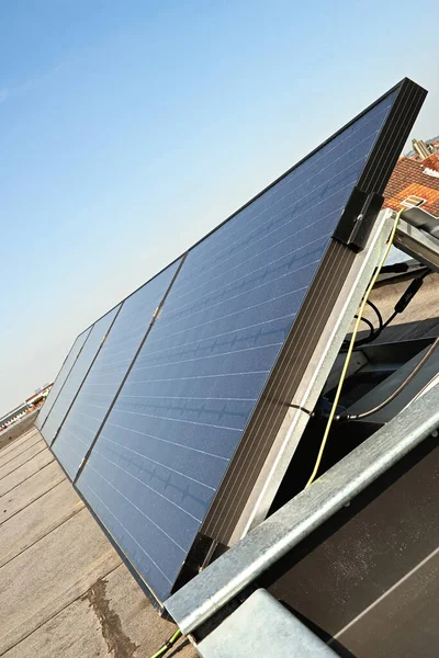 Grandes Paneles Solares Eléctricos Techo Amanecer Con Cielo Azul Claro — Foto de Stock