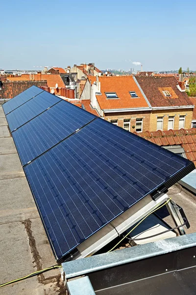 Grandes Paneles Solares Eléctricos Techo Amanecer Con Cielo Azul Claro — Foto de Stock