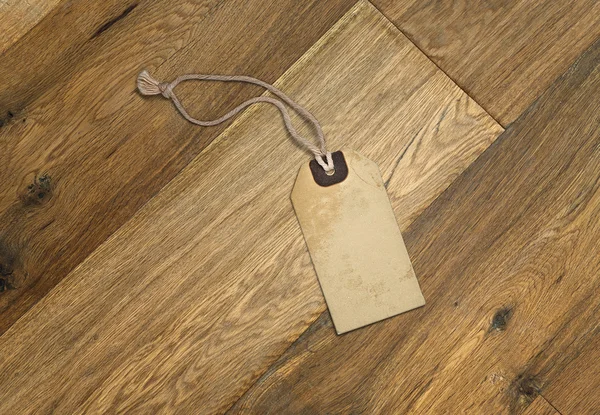 Teksturowane pustego tagu związany z ciąg brązowy — Zdjęcie stockowe
