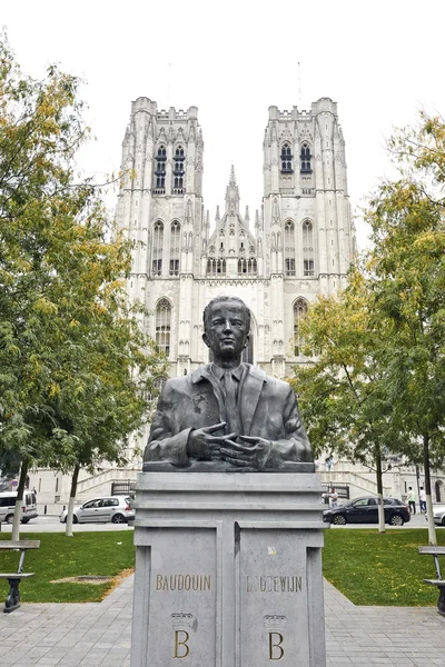 King Baudouin Statue in front of St. Michael and St. Gudula Cath — Stock Photo, Image