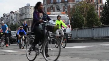 Bisikletçi, joggers, kaykaycı, atlar ve yürüyüşe tervueren ave araba ücretsiz sokağa Brüksel şehir 21 Eylül 2014 Brüksel, Belçika'nın bir parçası olarak zevk