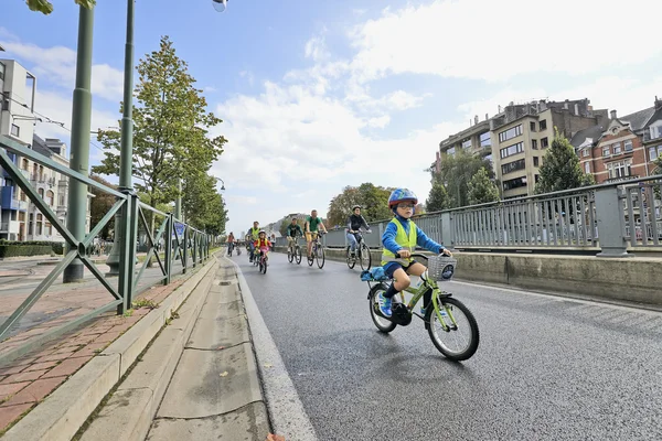 Samochód wolna ulice na Ave Tervuren jako część Brussels City - 2 — Zdjęcie stockowe