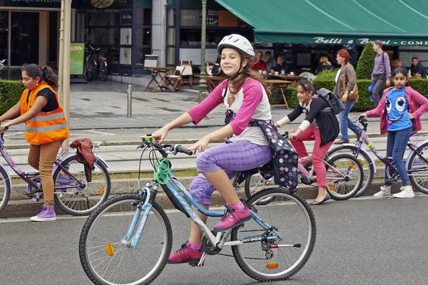 Car Free Streets on Tervueren Ave as part of Brussels City's - 2 — Stock Photo, Image