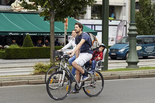 Car Free Streets on Tervueren Ave as part of Brussels City's - 2 — Stock Photo, Image