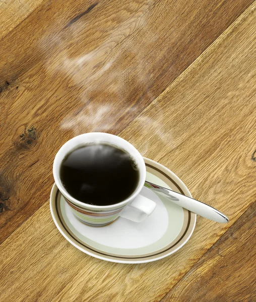 Tasse de café chaud avec de la vapeur sur fond sombre . — Photo