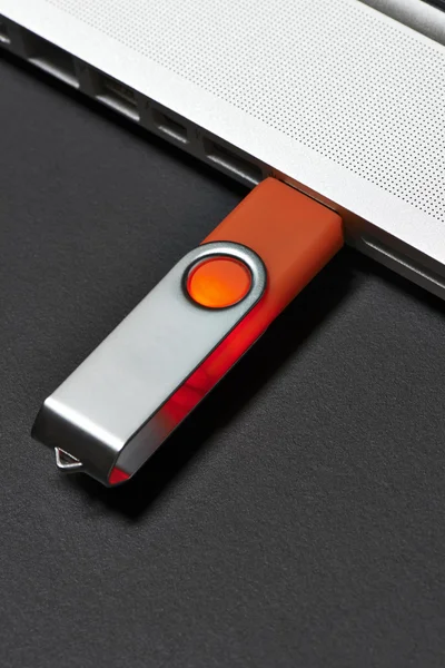 Flash paměť, disk zapojen do portu notebooku. — Stock fotografie