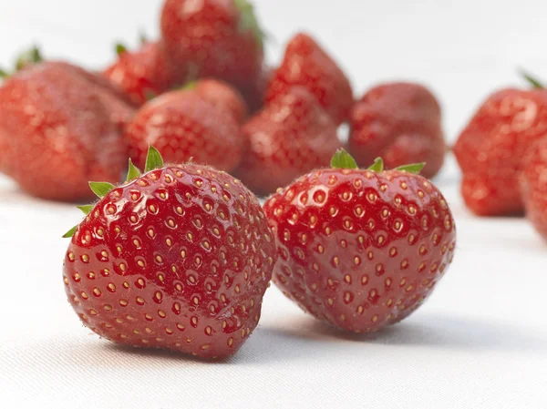 Appetitliche Erdbeeren mit Blättern — Stockfoto