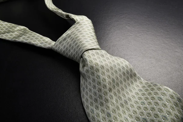 Elegante cravatta grigia su un nero — Foto Stock