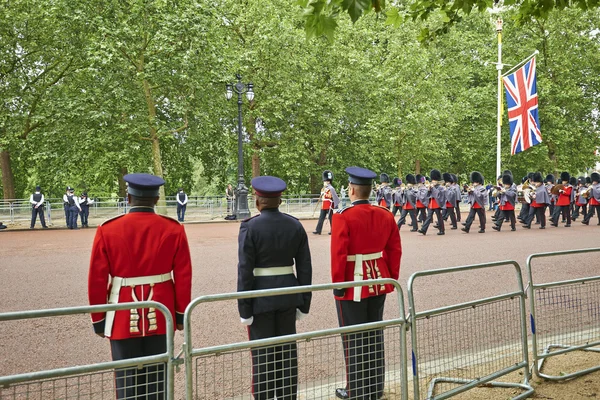 Rescue officers on Guard near Buckingham Palace — Stock Photo, Image