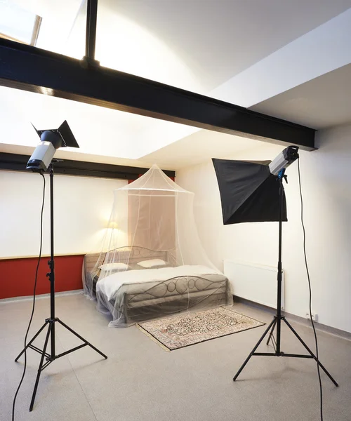 Studio fotografico con apparecchi di illuminazione — Foto Stock