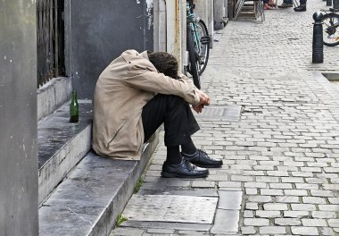 Adam kaldırımda içtikten sonra mola. 