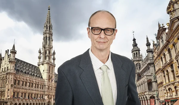 Senior Business Man op Grand Place, Brussel — Stockfoto