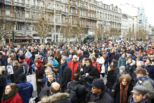 Ciudadano caminando en Bruselas el domingo, 11 de enero de 2015 — Foto de Stock