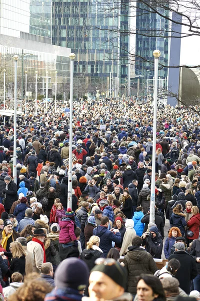 Ciudadano caminando en Bruselas el domingo, 11 de enero de 2015 — Foto de Stock