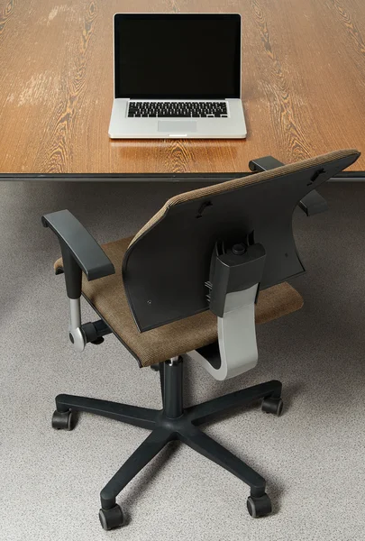 Stylowe krzesło brązowy przed biurkiem drewniane spotkania i — Zdjęcie stockowe