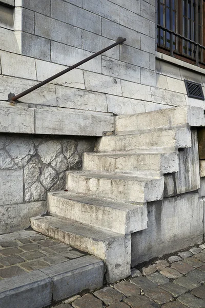 En grungy trappa i ett 19 th century industriområde — Stockfoto