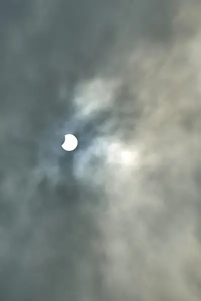 Ende und partielle Sonnenfinsternis an einem bewölkten Tag in Brüssel am 20. — Stockfoto