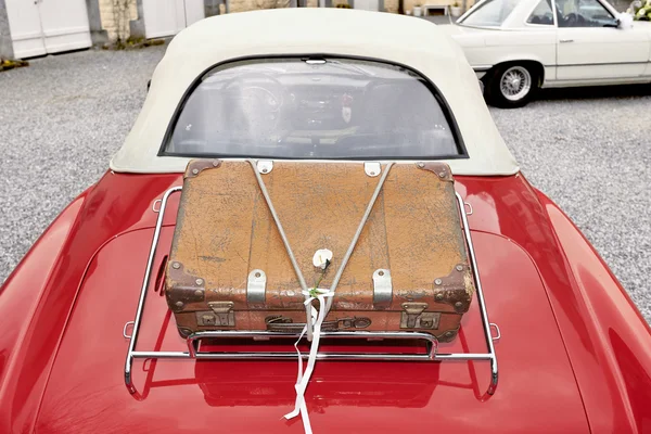 赤い車のトランクにスーツケース — ストック写真