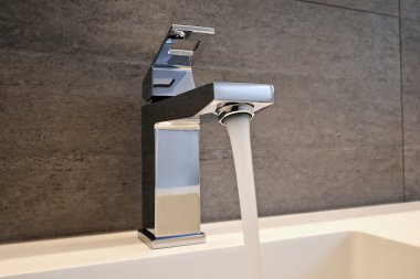 Çok yüksek son musluk, lavabo ve sayaç