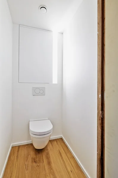 Toilettes dans la maison nouvellement convertie — Photo