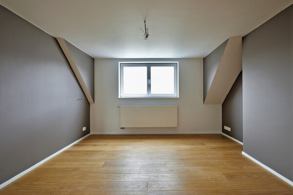 Интерьер дома с красивыми теплыми деревянными полами
