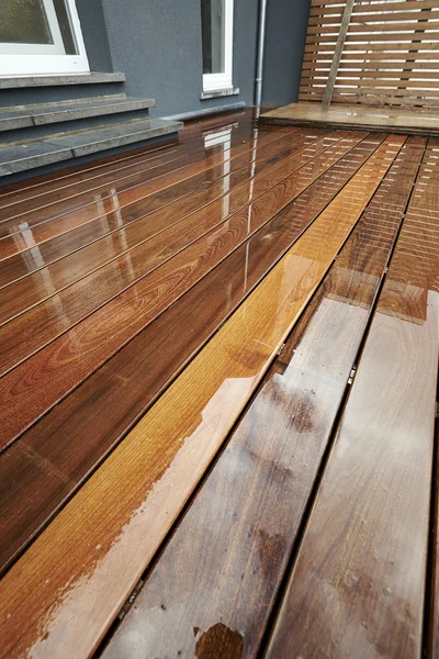 Superfície exterior molhada do Decking — Fotografia de Stock