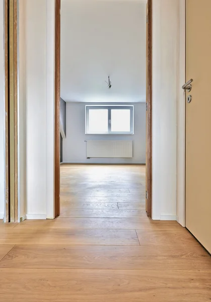 Mejora del interior del hogar con hermosos pisos de madera cálida Imágenes de stock libres de derechos