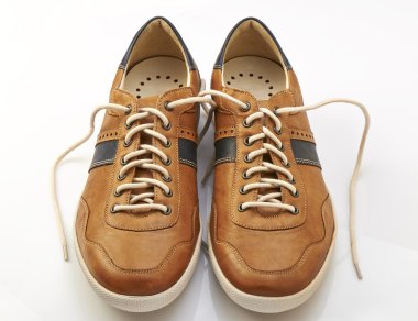 Kahverengi deri ayakkabı beyaz ayakkabı bağı ile