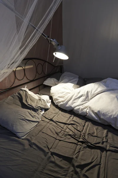 Zaniedbany prześcieradła i poduszki Niezasłane łóżka — Zdjęcie stockowe