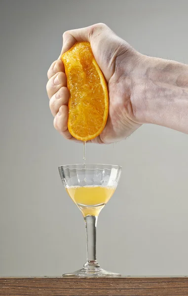 Succo d'arancia spremuto fresco a mano maschile — Foto Stock