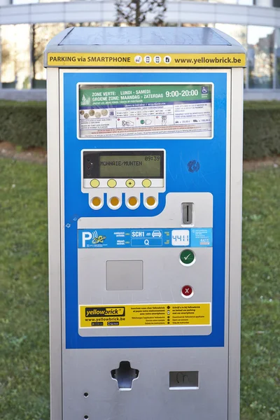 Brusel poháněné solární parkovací automat — Stock fotografie