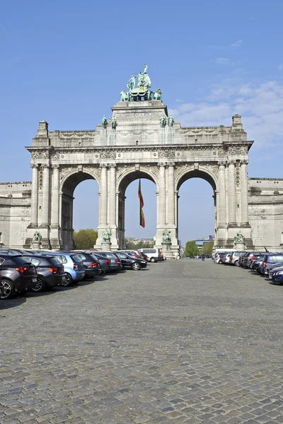 Triumfbåge i parken Cinquantenaire i Bryssel — Stockfoto