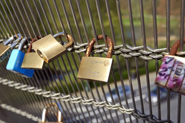 Candados de amor en puente —  Fotos de Stock