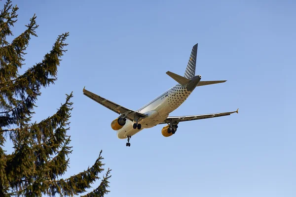 Avión jet aterrizaje en el cielo brillante — Foto de Stock