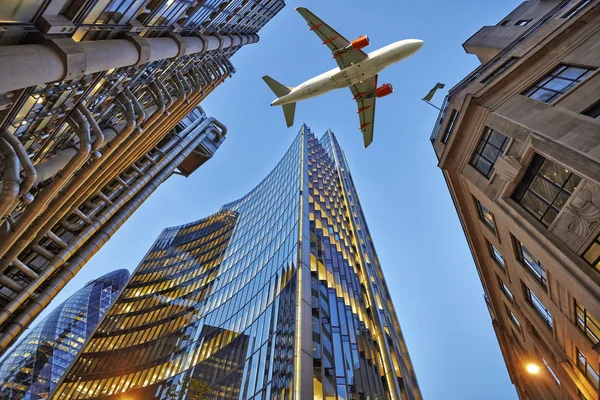 Un avion à réaction survolant la ville — Photo