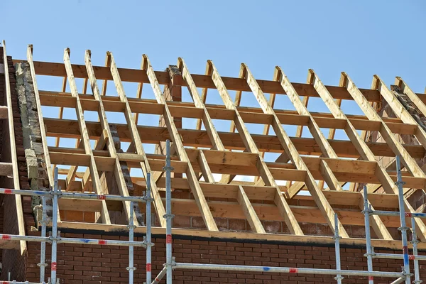 Çatı makasları ve gökyüzü