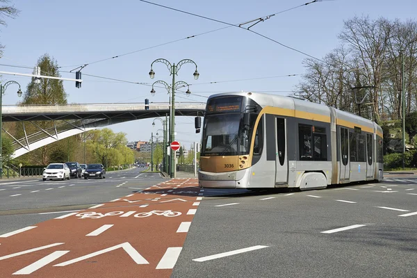 Bicycle path and traffic lane — Stock Photo, Image