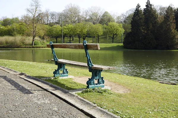 美しい公園のベンチ — ストック写真