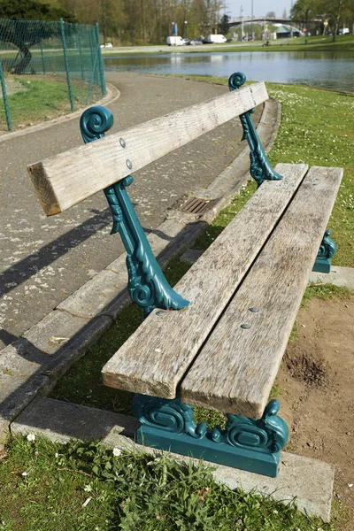 美しい公園のベンチ — ストック写真