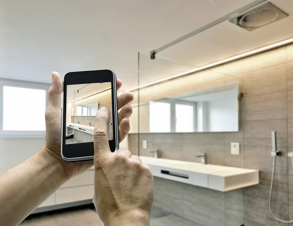 Smarthphone con la mano del hombre toma la foto en el baño de lujo —  Fotos de Stock