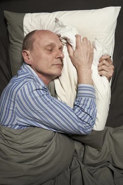 Man sleeping in bed — Stock Photo, Image