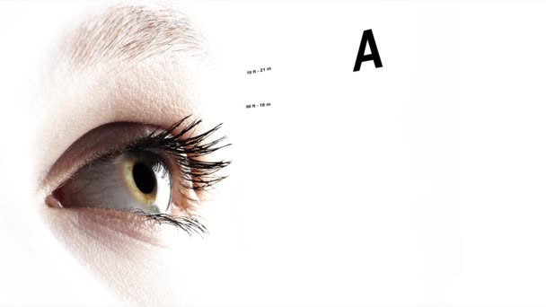 Timelapse, Blue eye met visie testkaart close-up — Stockvideo