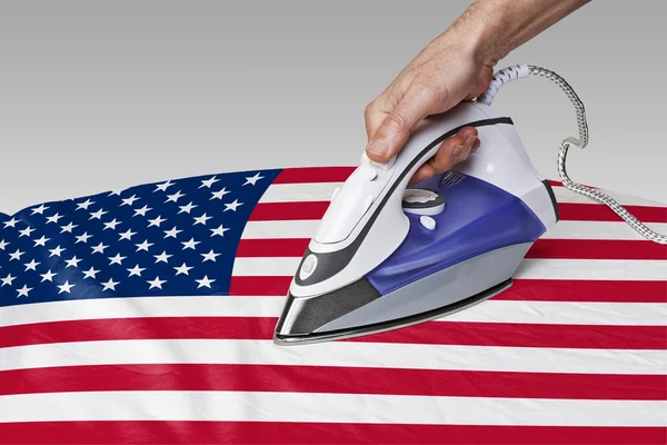 Разгладить морщины флага США — стоковое фото