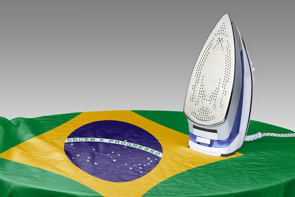 Preparing to smooth out the wrinkles of Flag-Brazil — Stock Photo, Image