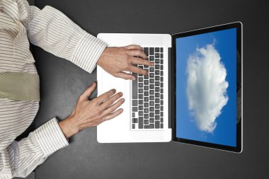 Yukarıdan laptop - çalışma 