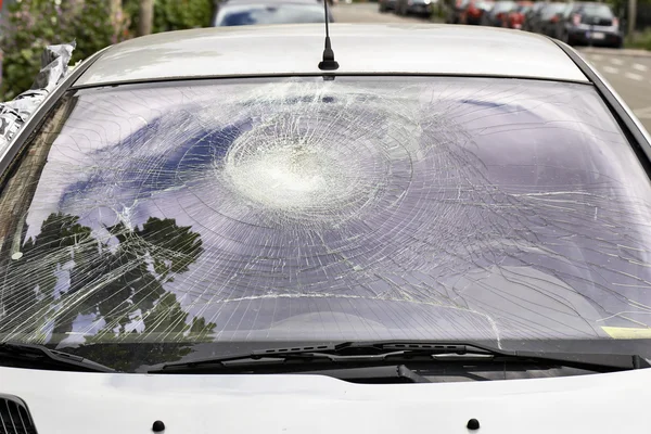 Törött autó szélvédő — Stock Fotó