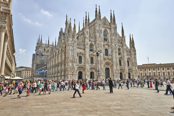 Turistas en la catedral del Duomo de Milán, Italia — Foto de Stock