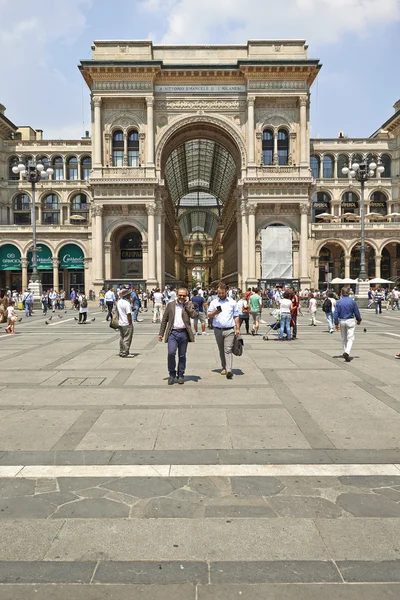 Turistas en la Plaza de la Catedral de Milán — Foto de Stock