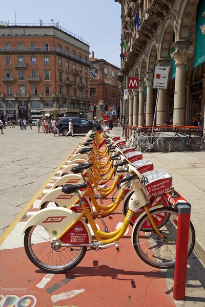 Bike sharing station at The Duomo Piazza in Milan 图库照片